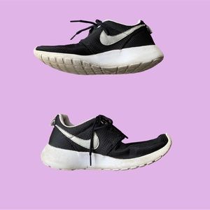 NIKE ROSHE RUN RUNNING SHOES